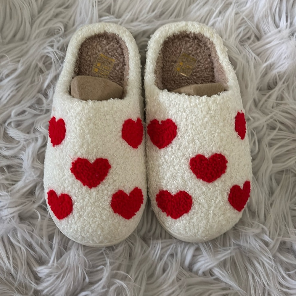 NWT Heart Slippers faux sheepskin size 6 cream and red Valentine’s Day - Picture 2 of 4